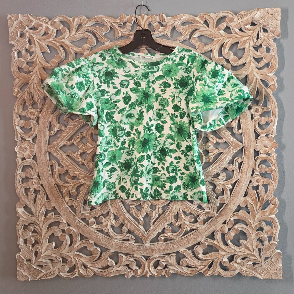 Zara green white floral print cotton tee with ruffled puff sleeves. Size Medium
